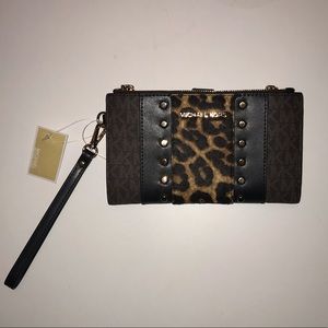 *brand new* michael kors wallet 🐆